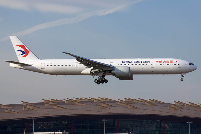 上海浦东空运东航空公司货机飞走了
