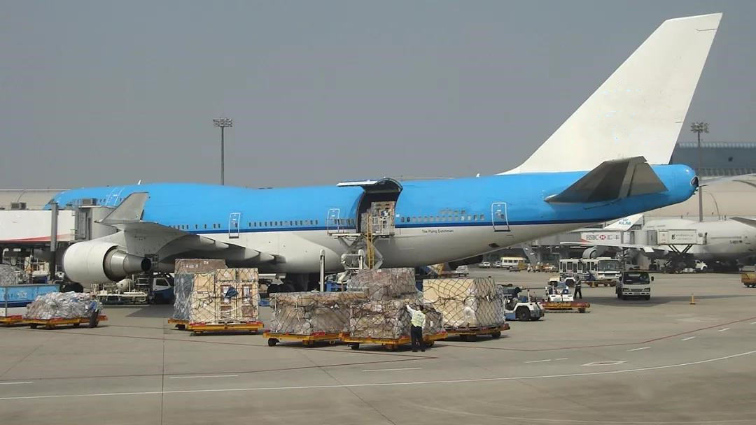重庆机场空运快递使用飞机当天到国内