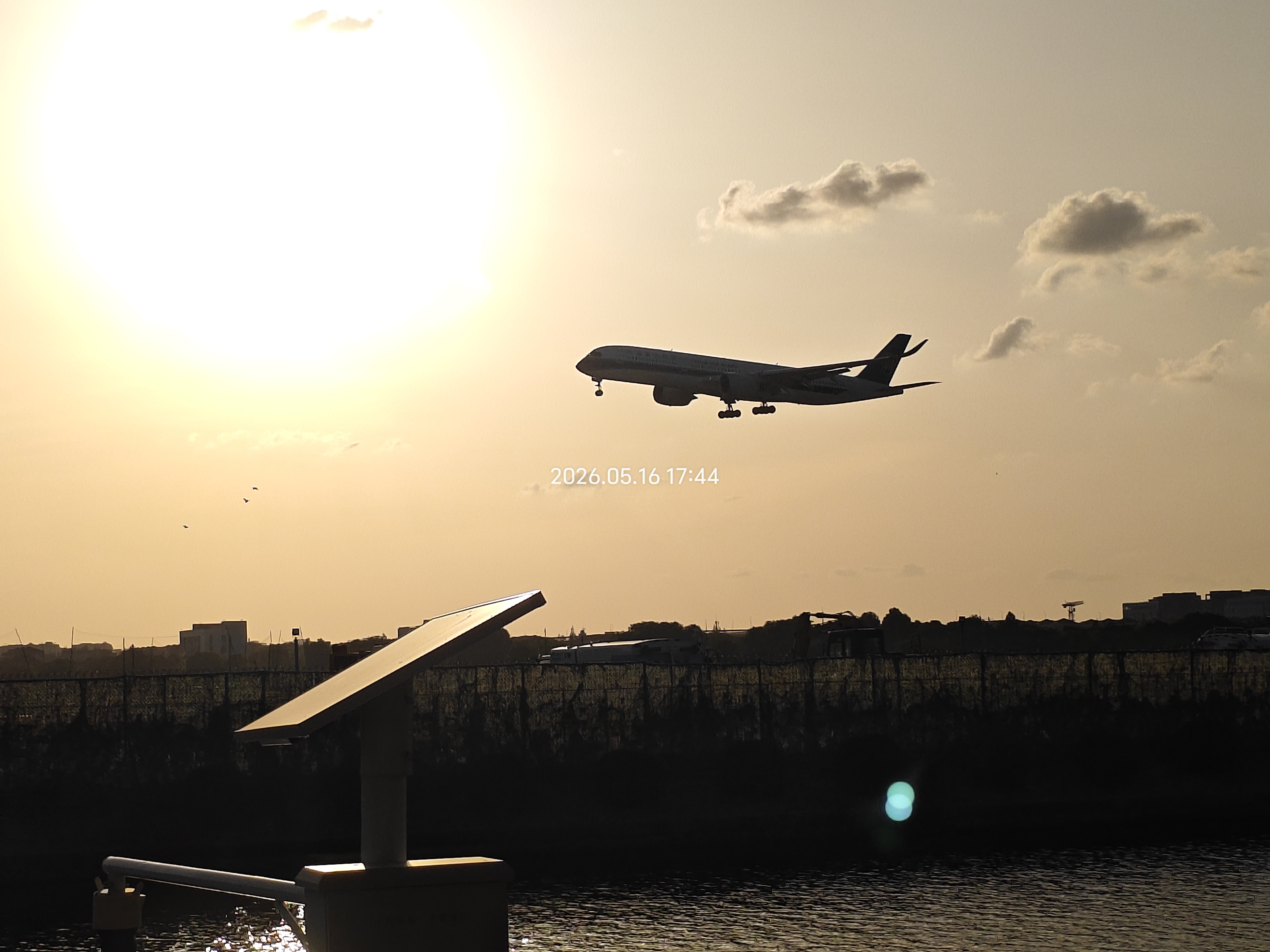 南航空客350机型降落上海虹桥国际机场