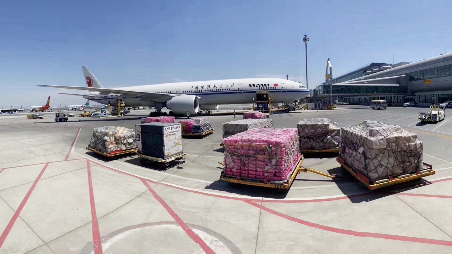 国内空运和行李托运都是客机航班。为什么国内航空货运可以发大件呢？